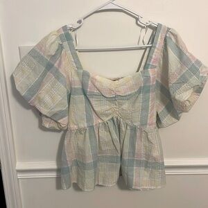 Super cute top with poofy sleeves!